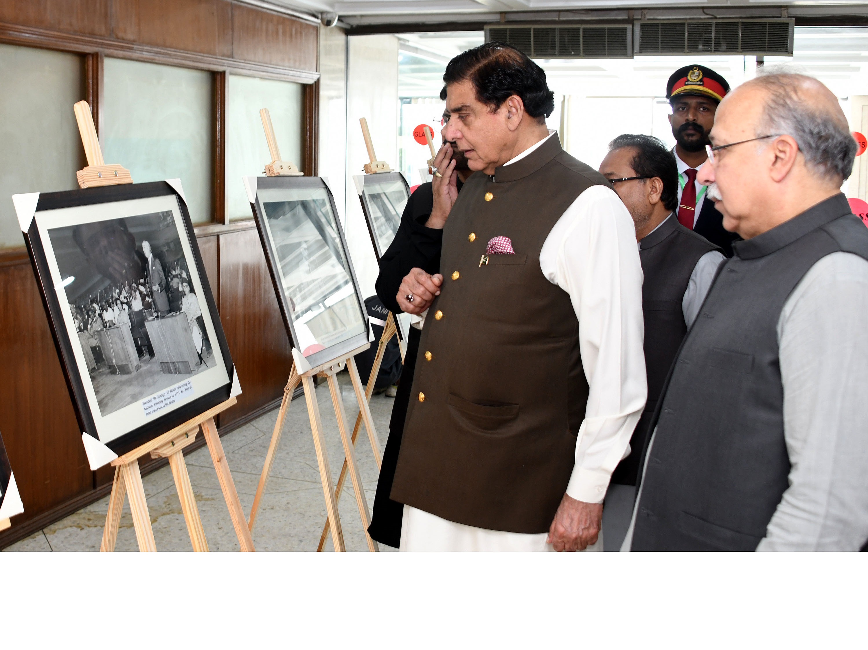 Islamabad 10.08.2022: Speaker National Assembly Raja Pervaiz Ashraf examining the Photograph  Exhibition in connection with Diamond Jubilee Celebrations of the First Constituent Assembly of Pakistan at Parliament House.